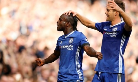 Victor Moses (kiri) bersama Marcos Alonso merayakan gol ketiga Chelsea yang dicetaknya ke gawang Leicester City dalam pertandingan Liga Primer Inggris di Stamford Bridge, Sabtu (15/10).