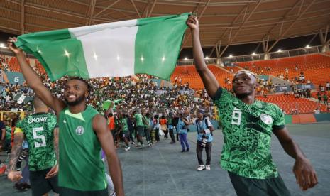 Victor Osimhen (kanan) dari Nigeria merayakan kemenangan negaranya di semifinal Piala Afrika 2023 dengan mengalahkan Afrika Selatan 4-2 lewat adu penalti di Peace Stadium di Bouake, Pantai Gading, Kamis (8/2/2024) dini hari WIB.