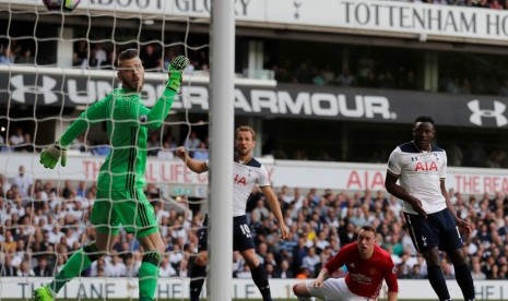 Victor Wanyama (kanan) saat menjebol gawang Manchester United.