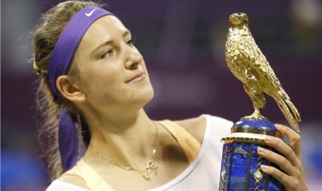 Victoria Azarenka, petenis asal Belarusia, memegang trofi usai mengalahkan petenis Amerika Serikat, Serena Williams, di partai final Qatar Terbuka 2013 di Doha, Qatar, Ahad (17/2). 