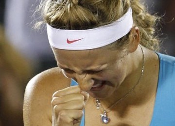 Victoria Azarenka, petenis asal Belarusia, merayakan kemenangannya atas Dominika Cibulkova, petenis Slovakia, di babak 16 besar turnamen WTA Miami di Key Biscayne, Florida, Senin (26/3). 