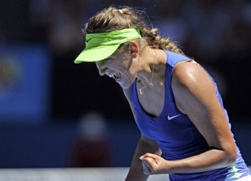 Victoria Azarenka, petenis Belarusia, meluapkan emosinya usai mengalahkan Kim Clijsters asal Belgia di babak semifinal Australia Terbuka di Melbourne, Australia, Kamis (26/1). 