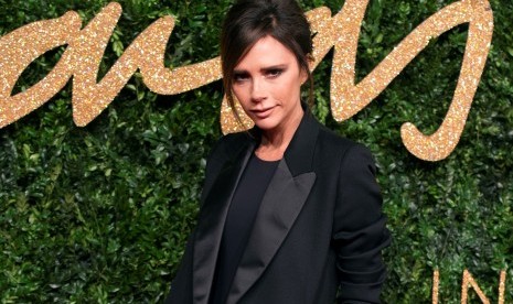 Perancang mode Victoria Beckham. Mantan personel Spice Girls ini memicu rumor reuni grupnya setelah kedapatan menyanyikan lagu Stop yang hit pada 1997. 