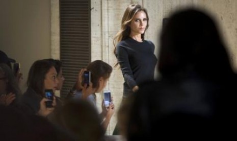 Victoria Beckham melenggang di panggung New York Fashion Week usai menampilkan koleksi terbarunya.