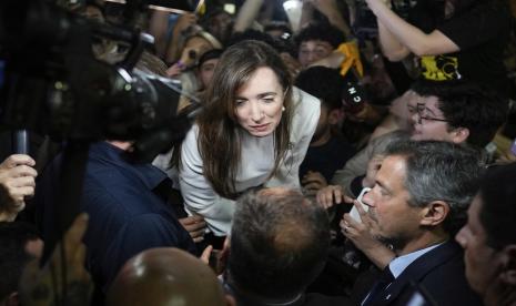 Victoria Villarruel, pasangan calon presiden Javier Milei, dari koalisi Liberty Advances, tiba di markas kampanye mereka setelah pemungutan suara ditutup untuk pemilihan umum di Buenos Aires, Argentina, Minggu, 22 Oktober 2023.