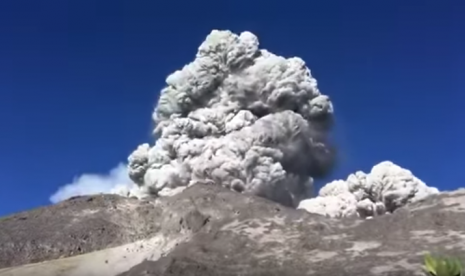 Video amatir yang memperlihatkan para pendaki di Pasar Bubrah yang melihat detik-detik Gunung Merapi erupsi