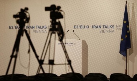 Video cameras are set up for the start of a news conference at the United Nations headquarters building (Vienna International Center) in Vienna May 14, 2014.