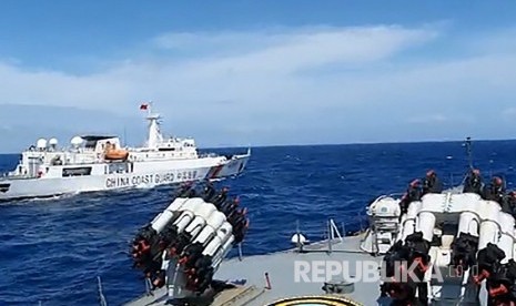 Video capture KRI Tjiptadi-381 yang beroperasi di bawah kendali Gugus Tempur Laut (Guspurla) Koarmada I menghalau kapal Coast Guard China saat melakukan patroli di Laut Natuna Utara, Kepulauan Riau, Senin (30/12/2019).