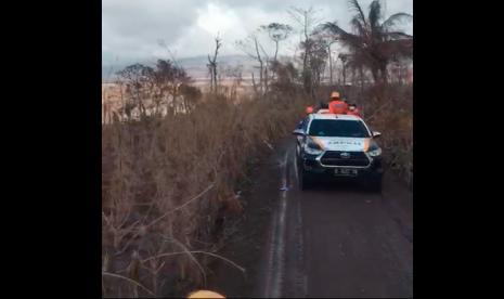 Video viral relawan Semeru panik karena adanya aliran lahar panas lagi.