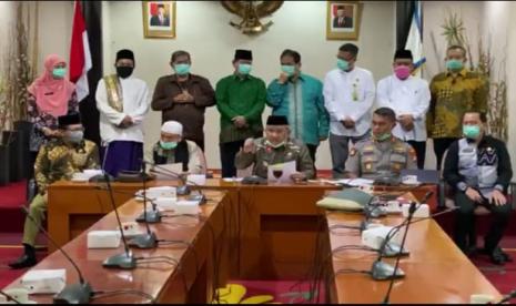 Wali Kota Depok, Mohammad Idris bersama jajaran dari perwakilan Forum Koordinasi Pimpinan Daerah (Forkopimda) bersama Forum Kerukunan Umat Beragama (FKUB) dan Majelis Ulama Indonesia (MUI) Kota Depok tampil kompak.