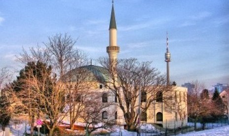 Vienna Islamic Center dibangun dari 1975 hingga 1979. Masjid ini menjadi pusat kegiatan amaliyah selama Ramadhan bagi Muslim Austria, mampu mengakomodasi 8 persen dari 430 ribu Muslim yang tinggal di negeri ini. 