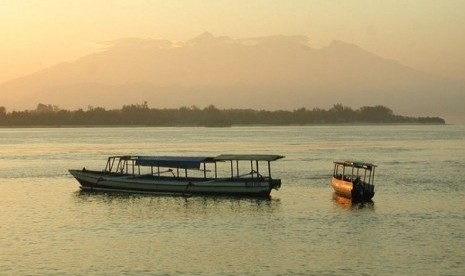 View from Gili Trawangan; in the foreground are island hopper boats anchored off Gili Trawangan, Gili Meno is the next island — Ginung Rinjani is in the distance. (file photo)