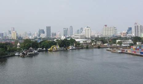 View of Bangkok skyline is seen from Chao Phraya River. Thailand is among travel destinations to be visited by Jordan Axani and Elizabeth Gallagher. (illustration)