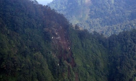 View of Mount Halimun Salak National Park from Super Puma of SAR team of Indonesia Air Force, Thursday.   