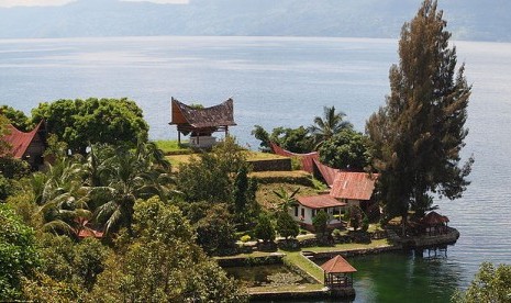 View of the lake with an example of Batak architecture in the foreground. (file photo)