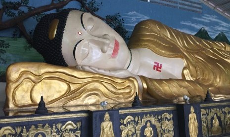 Vihara Buddha Dharma & 8 Posat, Bogor, Jawa Barat, memiliki patung Budha tidur dalam ukuran yang cukup besar.