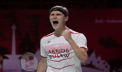 Viktor Axelsen dari Denmark melakukan selebrasi setelah mengalahkan Lakshya Sen dari India dalam pertandingan semifinal bulu tangkis tunggal putra di BWF World Tour Finals di Nusa Dua, Bali, Indonesia, Sabtu (4/12)