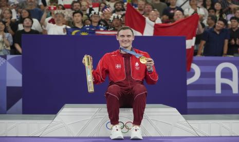 Viktor Axelsen saat menerima medali emas Olimpiade Paris di cabang bulu tangkis tunggal putra.