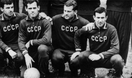 Viktor Ponedelnik (kedua kanan) mencetak gol yang membawa Uni Soviet menjadi juara Piala Eropa 1960.