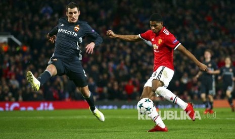 Viktor Vasin gagal mengadang  Marcus Rashford (kanan) mencetak gol pada pertandingan Group A UEFA Champions League antara Manchester United melawan CSKA Moscow di Old Trafford, Manchester