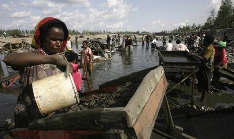 Villagers gather at the river to process sludge containing gold, which were taken from the leaking pipelines belonging to U.S Freeport McMoRan Copper & Gold mining in Kwanki Lama village in Indonesia's Papua province in this October 8, 2011 file photo. (il