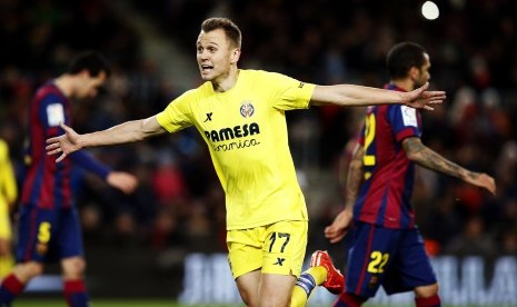 Villareall's Denis Cheryshev celebrates his goal against Barcelona during their Spanish first division soccer match at Nou Camp stadium in Barcelona February 1, 2015