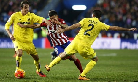 Villarreal's Tomas Pina and Villarreal's Mario Gaspar Perez in action with Atletico Madrid's Angel Correa 