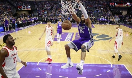 Vince Carter melakukan dunk saat membela Sacramento Kings musim lalu.