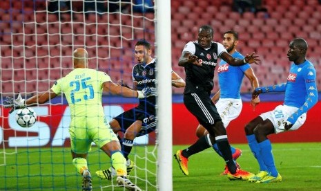 Vincent Aboubakar (tengah) mencetak gol ke gawang Napoli.