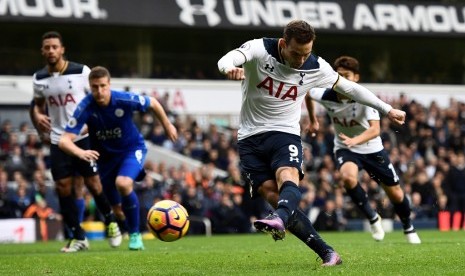 Vincent Janssen saat mencetak gol dari titik putih.