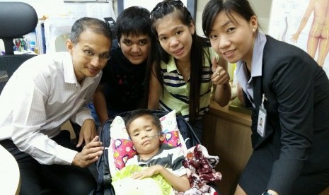 Vincent Jonathan, orang tua dan tim dokterGleneagles Hospital Singapura