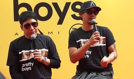 Vincent (kiri) dan Desta dalam konferensi pers film Pretty Boys, di Jakarta, Senin (16/9).