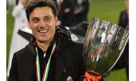 Vincenzo Montella dengan trofi pertamanya dengan AC Milan.