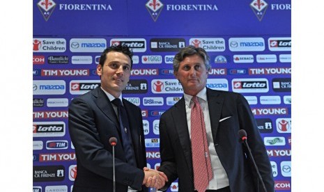 Vincenzo Montella (L), new coach of Fiorentina, shakes hands with the club's sporting director Daniele Prade during his presentation at the Artemio Franchi stadium, Florence, Italy, 11 June 2012. 