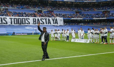 Vinicius Junior melambaikan tangan kepada fans Real Madrid yang memberikan dukungan kepadanya terkait hinaan rasialisme yang didapatkan pemain timnas Brasil ini.