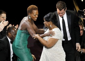 Viola Davis (kiri bergaun hijau) memberi selamat dan pelukan kepada Octavia Spencer (kanan-bergaun putih) yang meraih penghargaan pemeran pembantu wanita terbaik dalam Academy Award ke-84