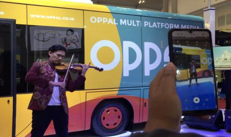 Violinis Indonesia Iskandar Widjaja saat membawakan lagu sepasang mata bola karya Ismail Marzuki di Oppal Buzz Studio yang hadir di GIIAS, ICE, BSD.