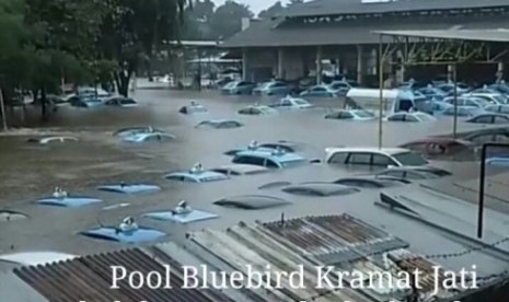 Viral foto taksi Bluebird terendam di pool mereka.