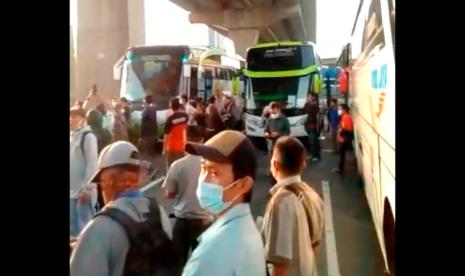 Viral video protes penyekatan di tol Bekasi