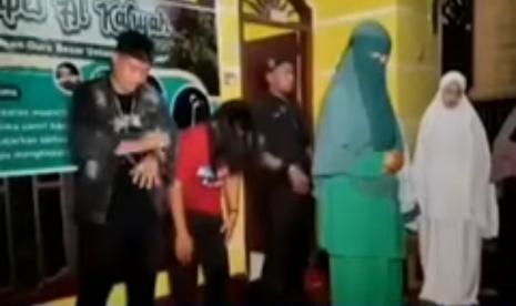 Viral video sholat berjamaah yang diimami oleh seorang wanita dengan makmum campur antara laki-laki dan perempuan.