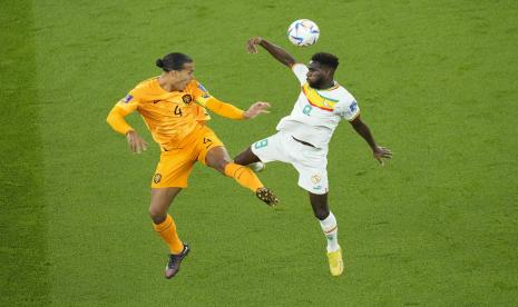  Virgil van Dijk dari Belanda (kiri) berebut bola dengan pemain Senegal Boulaye Dia selama Piala Dunia, pertandingan sepak bola grup A antara Senegal dan Belanda di Stadion Al Thumama di Doha, Qatar, Senin, 21 November 2022.