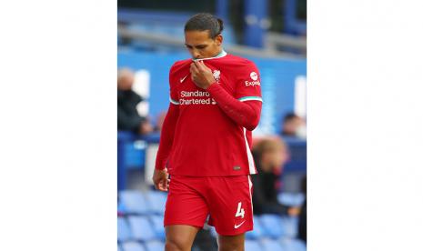  Virgil van Dijk dari Liverpool bereaksi ketika dia meninggalkan lapangan selama pertandingan Liga Premier Inggris antara Everton dan Liverpool di Liverpool, Inggris, 17 Oktober 2020.