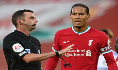  Virgil van Dijk (kanan) dari Liverpool berbicara dengan wasit Michael Oliver (kiri).