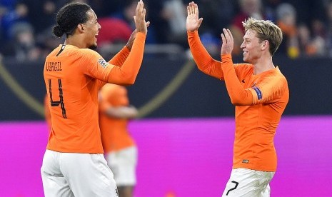 Virgil van Dijk (kiri) memastikan dirinya tidak bisa memperkuat timnas Belanda di ajang Euro 2020.