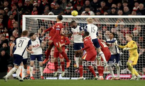 Virgil van Dijk (tengah kiri) dari Liverpool mencetak gol keempat timnya ke gawang Tottenham Hotspur dalam pertandingan leg kedua semifinal Piala Liga Inggris (Piala Carabao) di Anfield, Liverpool, Jumat (7/2/2025) dini hari WIB.