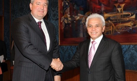 Visiting Coordinating Minister of Economy, Hatta Rajasa (right) meets Russian Deputy Prime Minister, Dmitry O Rogozin, in Moscow, Russia, on Monday.  