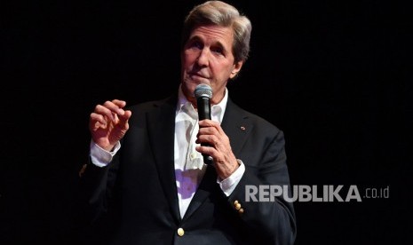 Utusan Khusus Gedung Putih pada isu perubahan iklim John Kerry mendesak China untuk kembali ke meja perundingan bilateral untuk mengatasi krisis perubahan iklim.