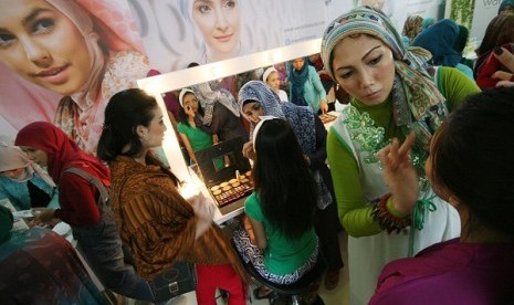 Visitors flock to a fashion and cosmetics event in Bandung. Nielsen survey results shows that cosmetic iCosmetic has a promising market business in Indonesia. (illustration)