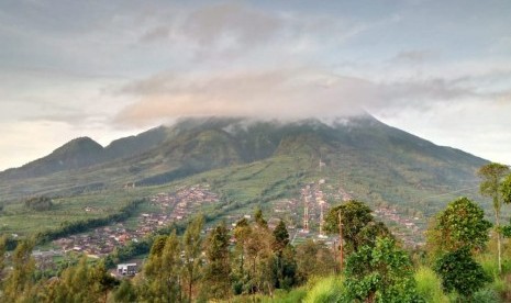 Sedikitnya empat kecamatan di Kabupaten Magelang dan beberapa wilayah di Kabupaten Temanggung, Jawa Tengah diguyur hujan abu setelah terjadi awan panas guguran Gunung Merapi, Selasa (10/8) pagi. (Foto: Gunung Merapi)