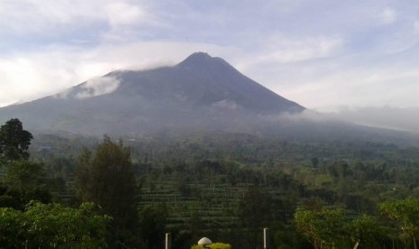 Visual Gunung Merapi pada Kamis pagi setelah terjadi letusan dan erupsi pada Kamis (24/5) dini hari.  Letusan berisi pijaran itu sendiri mengakibatkan hujan abu dan kabut sekitaran Magelang dan Sleman.